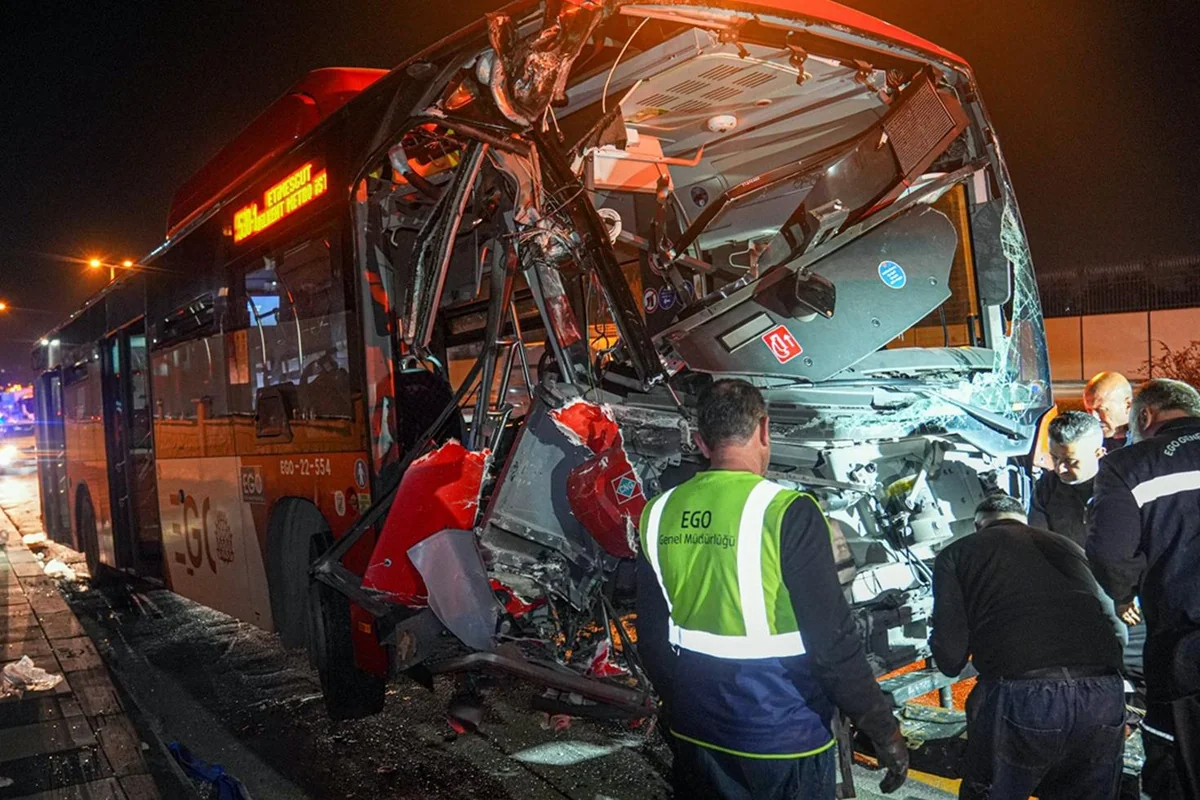 Avtobus yerüstü piyada keçidinə çırpıldı, 24 nəfər...