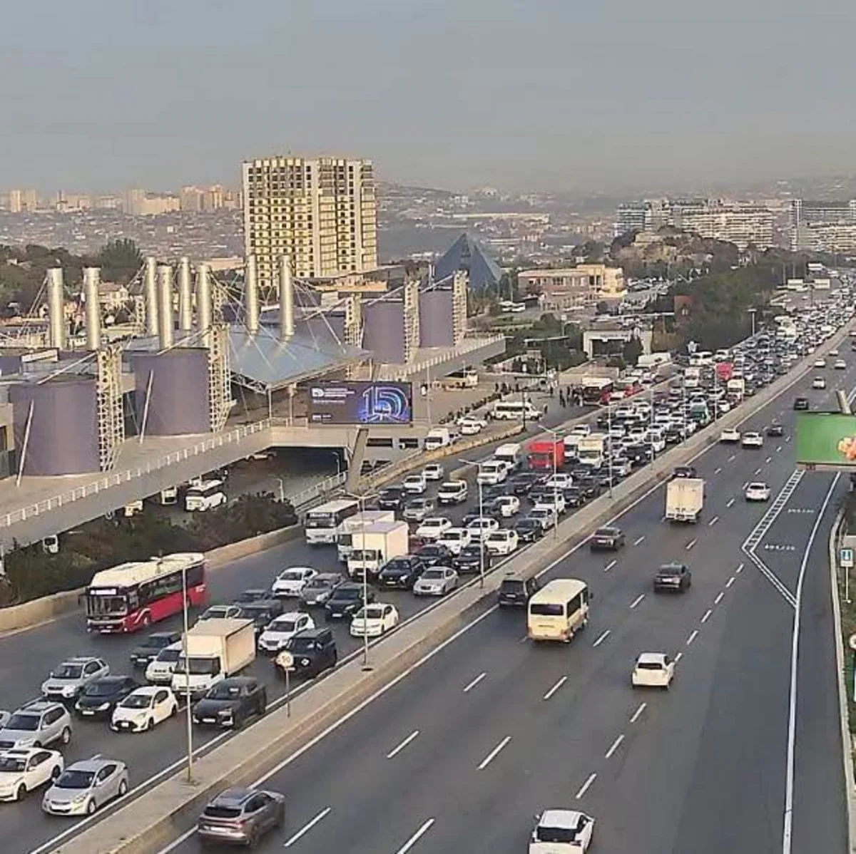 Bakının bir sıra yollarında nəqliyyatın sıxlığı yaranıb