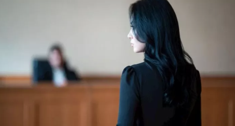 İki uşaq anası Dağüstü parkda sevgilisini qarət etdi 