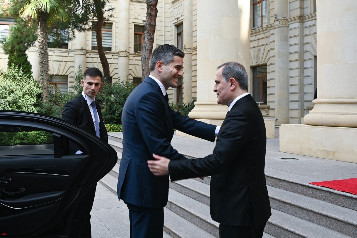 Ceyhun Bayramov niderlandlı həmkarı ilə görüşür