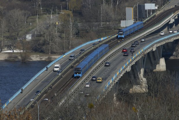 Россия нанесла удар по мосту в Киеве - Движение остановлено