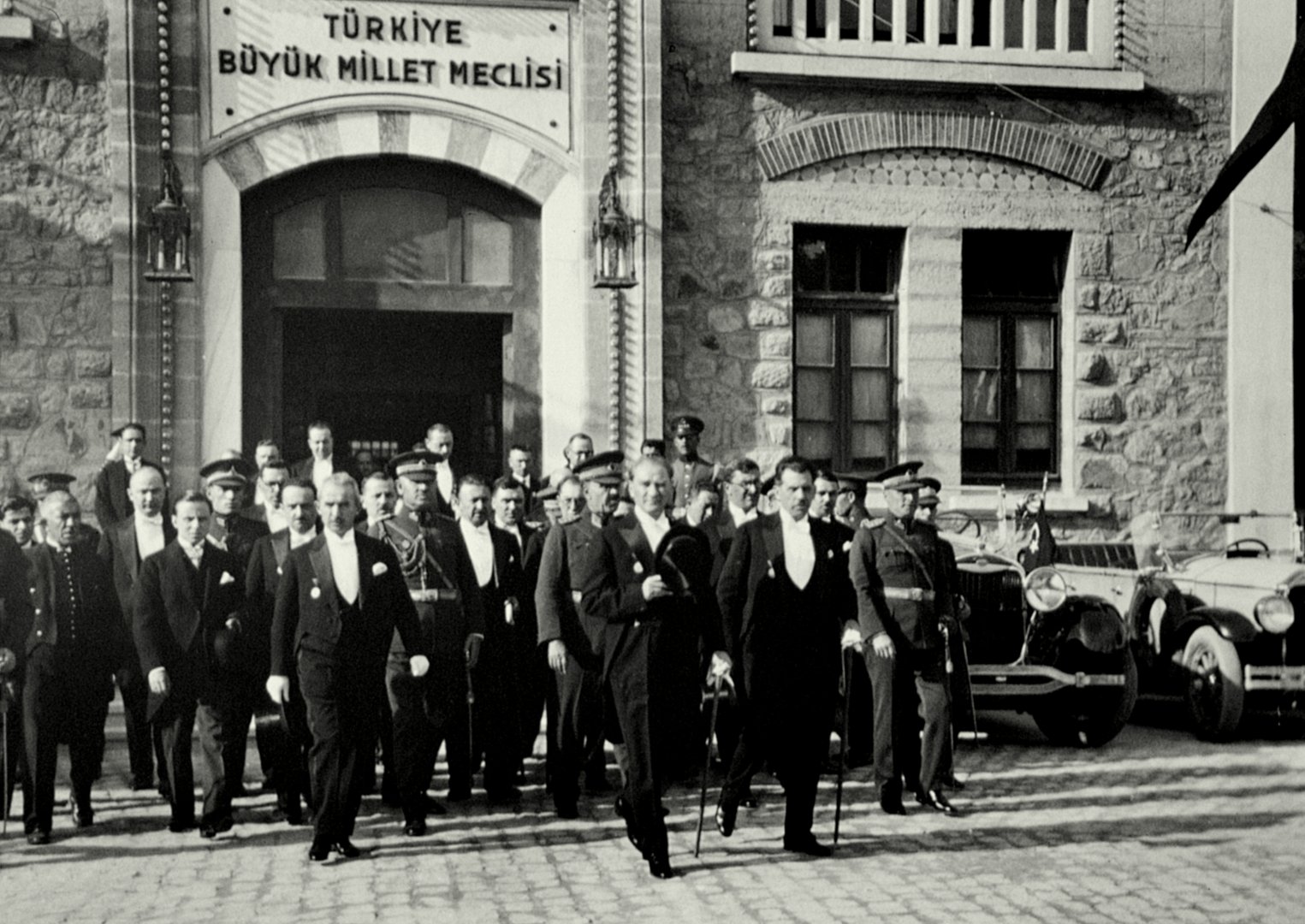 Cümhuriyyətin ilk illərində Türkiyəni idarə edən azərbaycanlılar