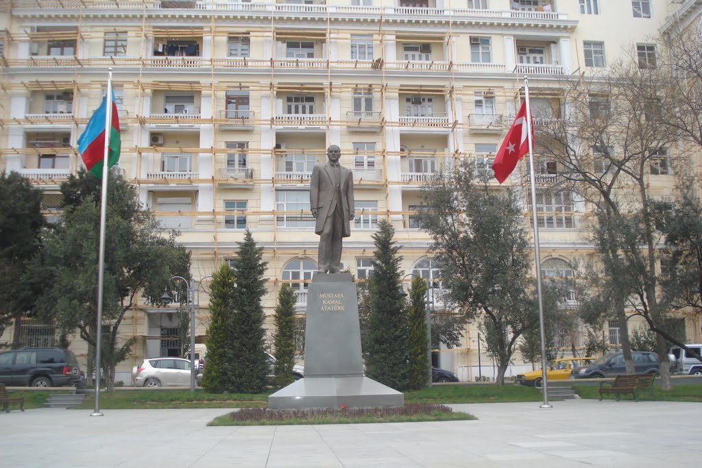Deputatlar Atatürkün Bakıdakı abidəsini ziyarət edib