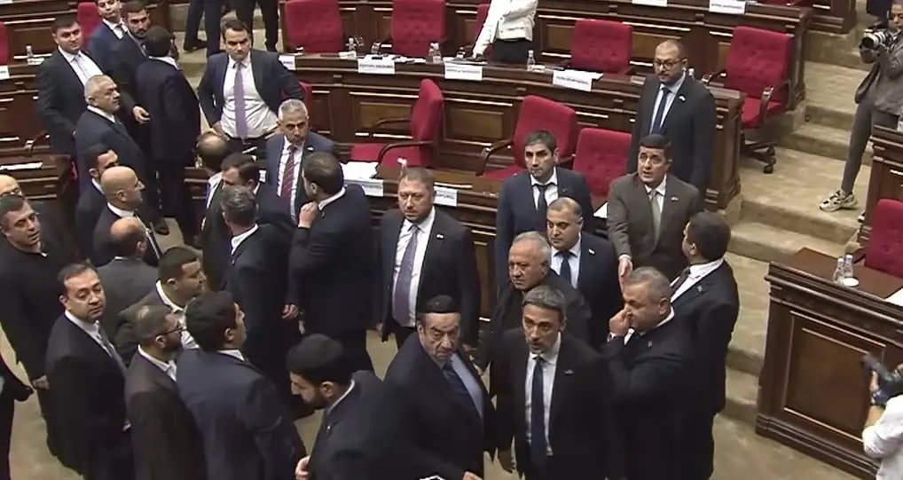 Ermənistan parlamentində kütləvi dava düşdü - VİDEO