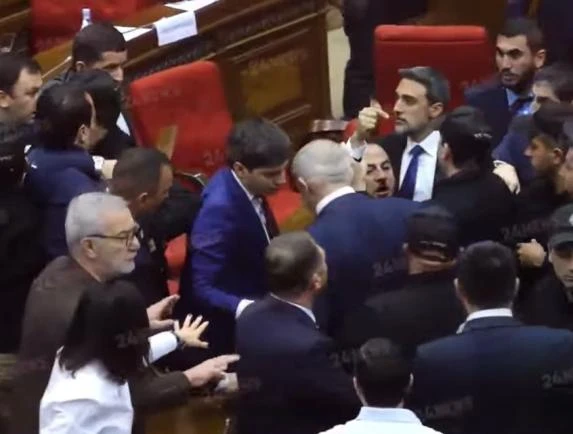 Ermənistan parlamentindəki davada deputatlar xəsarət aldı