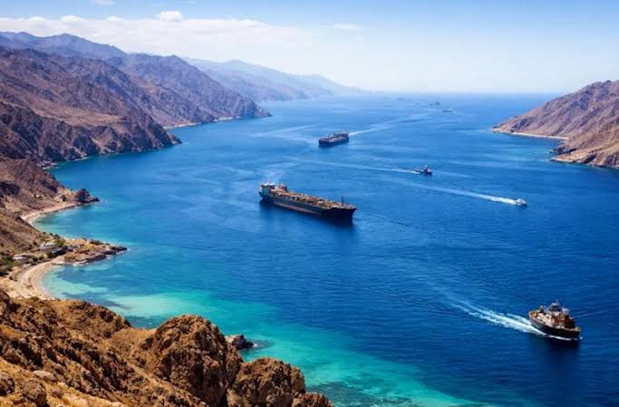 Hörmüz boğazında 3 tanker minaya düşüb